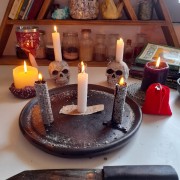 Magia Defensiva: Hechizo de alejamiento con Velas Negras